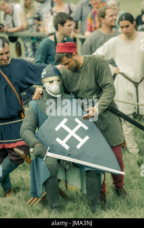 RITTER-WEG, MOROZOVO, APRIL 2017: Festival des europäischen Mittelalters. Mittelalterliches Turnier Ritter in Helm und Kettenhemd Schlacht auf Schwerter mit Schilden Stockfoto