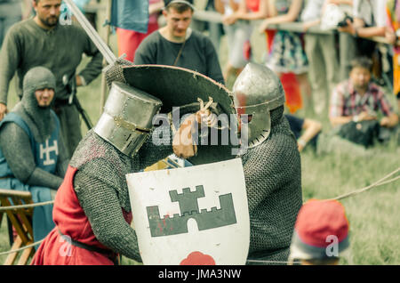 RITTER-WEG, MOROZOVO, APRIL 2017: Festival des europäischen Mittelalters. Mittelalterliches Turnier Ritter in Helm und Kettenhemd Schlacht auf Schwerter mit Schilden Stockfoto