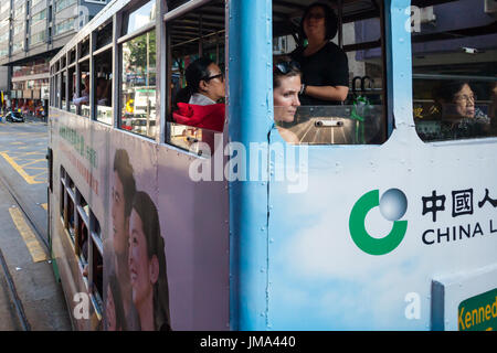 HONG KONG - 22. Oktober 2016: Eine Doppel-Etagen-Straßenbahn fährt durch einen Causeway Bay in Hongkong, Central District Straße. Passagiere genießen Sie die Aussicht von der t Stockfoto