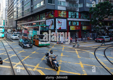 HONG KONG - 22. Oktober 2016: Ein Doppel-Etagen-Bus führt durch einen Causeway Bay in Hongkong, Central District Straße. Stockfoto