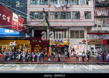 HONG KONG - 22. Oktober 2016: Causeway Bay Street in Hongkong, Central District. Fußgänger auf dem Bürgersteig zwischen den verschiedenen Geschäften. Stockfoto