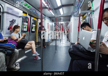 HONG KONG - 22. Oktober 2016: Unidentified Passagiere nutzen Mobiltelefone in u-Bahn. Stockfoto