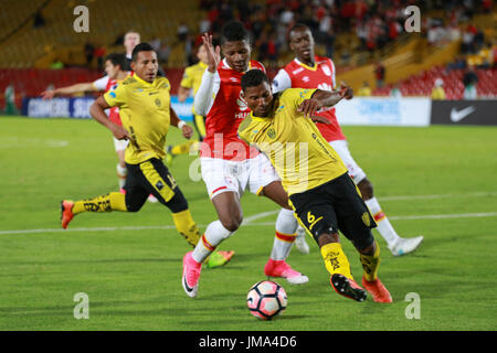 Bogota, Kolumbien. 25. Juli 2017. Independiente Santa Fe von Kolumbien und Fuerza Amarilla Ecuadors im Spiel für die zweite Phase wichtige 8, die Copa CONMEBOL Sudamericana 2017 Nemesio Camacho El Campin Stadium in Bogota Stadt Credit gespielt: Andres Moreno/Pacific Press/Alamy Live News Stockfoto