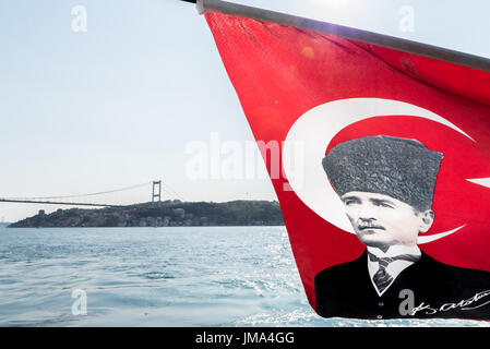 Blick auf den Bosporus, Küste und Meer, die Bucht von der Fähre mit türkischer Flagge auf dem Bild von Atatürk (Vater der Türken) winken in den Wind, Beykoz in Istanbul Stockfoto