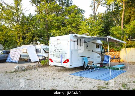 NJIVICE, Kroatien - 24. Juni 2017: Der Wohnwagen in einem Lager auf der Insel Krk in Njivice, Kroatien. Stockfoto