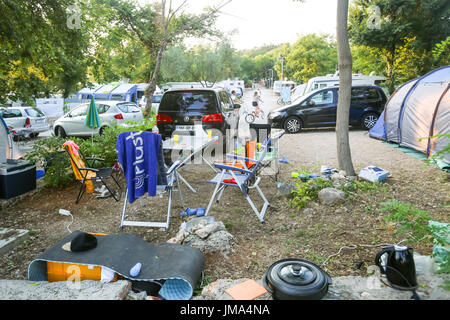 NJIVICE, Kroatien - 24. Juni 2017: Ein Tisch mit Stühlen zum Entspannen in einem Lager auf der Insel Krk in Njivice, Kroatien. Stockfoto