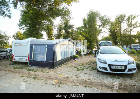 NJIVICE, Kroatien - 24. Juni 2017: Der Wohnwagen in einem Lager auf der Insel Krk in Njivice, Kroatien. Stockfoto