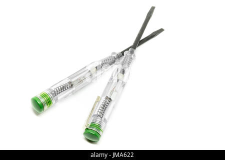 Schraubendreher mit Tester isoliert auf einem weißen Hintergrund. Tool zum Überprüfen der elektrischen Spannung. Stockfoto