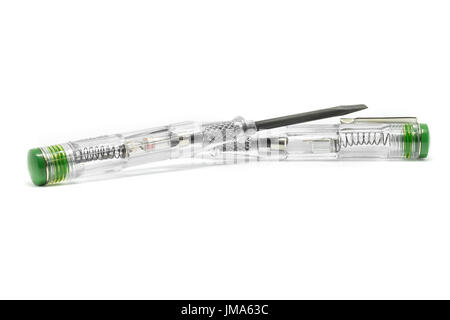 Schraubendreher mit Tester isoliert auf einem weißen Hintergrund. Tool zum Überprüfen der elektrischen Spannung. Stockfoto