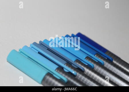 Reihe von blauen Kugelschreiber Stockfoto
