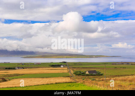 Typische Landschaftsaufnahme neben der Hauptstraße auf der Orkney Mainland Isle, Großbritannien. Stockfoto