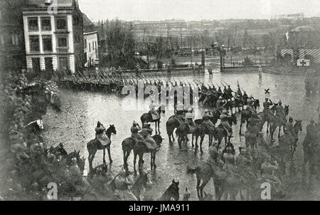 Parade der bayerischen Truppen vor Crown Prince Rupert in Comines, 1915 Stockfoto