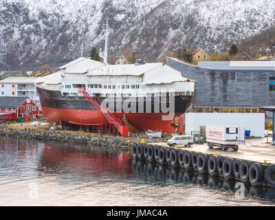 Die ehemaligen Küsten Express Kreuzfahrtschiff MS Finnmarken, größte Museum Artefakt der Welt, wird an der Hurtigruten Museum, Stokmarknes, Norwegen. Stockfoto