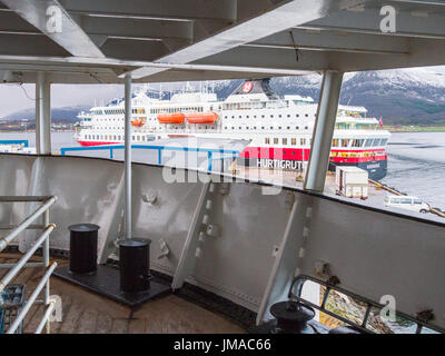 Blick auf MS Nordnorge, aus der ehemaligen Küsten Express Kreuzfahrtschiff gesehen, MS Finnmarken, an die Hurtigruten Museum, Stokmarknes, Norwegen. Stockfoto