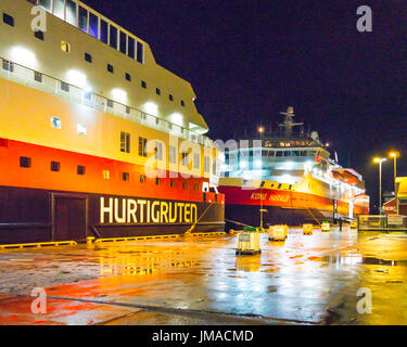Hurtigruten Küsten Express Kreuzfahrtschiffe MS Nordnorge und MS Kong Harald im Hafen von Rørvik, Norwegen Stockfoto