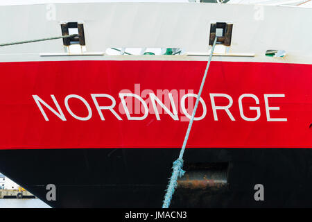 Detail der Bogen der Hurtigruten an der Küste Express Kreuzfahrtschiff MS Nordnorge (1997), im Hafen von Sandnessjøen, Norwegen Anker. Stockfoto