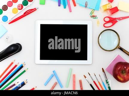 Schule mit Notebooks, Stifte, Pinsel, Schere und Apple auf weißem Hintergrund festlegen Stockfoto