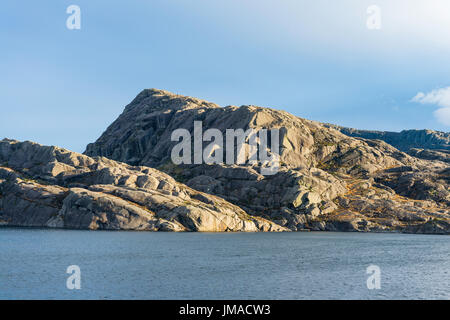 Norwegische Küstenlandschaft, nördlich von Bergen, aus einer Hurtigruten Küsten Express Kreuzfahrtschiff gesehen. Stockfoto