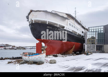 Die ehemaligen Küsten Express Kreuzfahrtschiff MS Finnmarken, größte Museum Artefakt der Welt, wird an der Hurtigruten Museum, Stokmarknes, Norwegen. Stockfoto