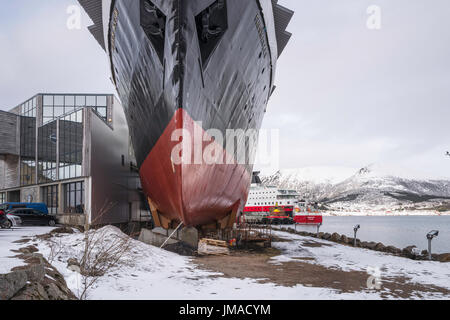 Die ehemaligen Küsten Express Kreuzfahrtschiff MS Finnmarken, größte Museum Artefakt der Welt, wird an der Hurtigruten Museum, Stokmarknes, Norwegen. Stockfoto