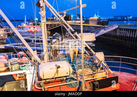 Stockfisch trocknen auf einem Fischerboot in Leknes, Lofoten, Nordland County, Norwegen Anker. Stockfoto