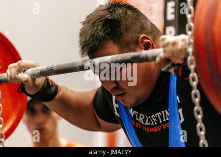 mongolische Powerlifter bereitet sich auf Rekordversuch in Squatl während der Сhampionship von Asien auf Kraftdreikampf Stockfoto