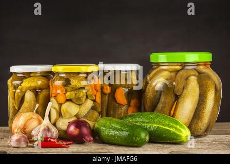 Saure Gurken in der Küche vorbereiten. Saure Gurken im Glas. Nach Hause Konserven Gemüse. Leben auf dem Bauernhof Stockfoto