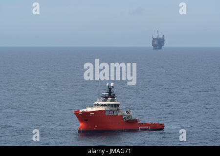 Offshore Schiff Bereitstellung von Standby auf Ein Öl und Gas rig in der Nordsee. Credit: LEE RAMSDEN/ALAMY Stockfoto