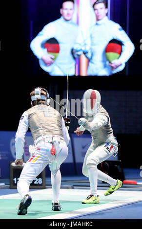 Leipzig, Deutschland. 26. Juli 2017. Deutsche Folie Fechter Peter Joppich (L) in Aktion gegen Jeremy Cadot Frankreichs während der Herren Folie im Viertelfinale bei der Fecht-WM in Leipzig, Deutschland, 26. Juli 2017. Foto: Jan Woitas/Dpa-Zentralbild/Dpa/Alamy Live News Stockfoto