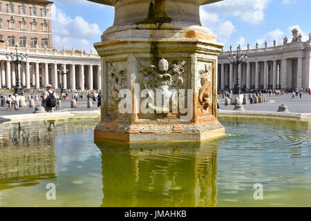 Vatikan, bewegungslos Wasser im Brunnen auf Saint Petersplatz zum Wassersparen im Auftrag des Vatikans. Wasser ist normalerweise von seiner Spitze aus schießen und sprang über sanft im Wasser wie Kuppel über dem Brunnen. Das Wetter war unglaublich heiß und Touristen ständig liefen auf das freie Wasser aus einigen Brunnen um ihren Durst zu stillen. Ich war einer von ihnen. Die meisten Brunnen gestoppt, aber ein paar kleine trinken durften, und wir alle schätzte es sehr, da es 90-92F war für die letzten paar Tage treffen. Stockfoto