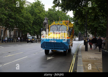 London, UK. 26. Juli 2017. Die typisch britische nasse und düstere Wetter nicht davon abhalten, Besucher und Touristen nach London. London Duck Tours fährt entlang Whitehall Credit: Keith Larby/Alamy Live News Stockfoto