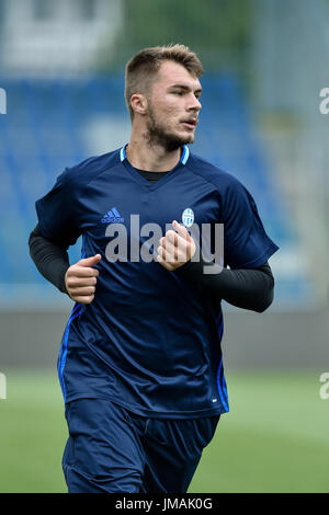 Mlada Boleslav, Tschechien. 26. Juli 2017. Weiterleitung des FK Mlada Boleslav Nikolay Komlichenko besucht eine Trainingseinheit vor der 3. Qualifikationsrunde, 1. Etappe der europäischen Fußball-Liga Spiel FK Mlada Boleslav Vs albanischer Skenderbeu in Mlada Boleslav, Tschechien, 26. Juli 2017. Bildnachweis: Radek Petrasek/CTK Foto/Alamy Live-Nachrichten Stockfoto