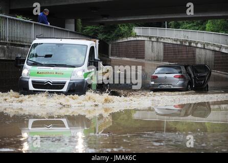 Fludded historische alte Stadt Goslar, Deutschland, Stadt Goslar, 26. Juli 2017. Dauerregen führten zu Überschwemmungen von mehreren Städten im südlichen Niedersachsen. Foto: Frank Mai | weltweite Nutzung Stockfoto