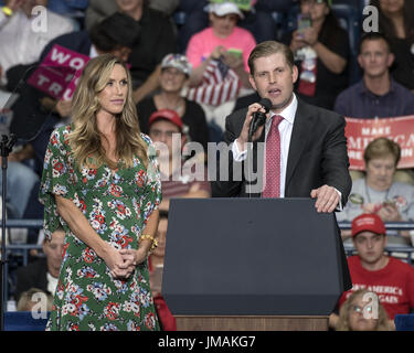 Youngstown, OH, USA. 25. Juli 2017. 25. Juli 2017 - Youngstown, Ohio - Präsident Donald Trump Sohn und Schwiegertochter, Eric und Lara Trump hat einen Auftritt an des Präsidenten "machen Amerika große wieder '' Rallye im Covelli Zentrum. Photo Credit: Jason L. Nelson/AdMedia Credit: Jason L. Nelson/AdMedia/ZUMA Draht/Alamy Live-Nachrichten Stockfoto