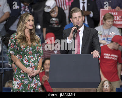 Youngstown, OH, USA. 25. Juli 2017. 25. Juli 2017 - Youngstown, Ohio - Präsident Donald Trump Sohn und Schwiegertochter, Eric und Lara Trump hat einen Auftritt an des Präsidenten "machen Amerika große wieder '' Rallye im Covelli Zentrum. Photo Credit: Jason L. Nelson/AdMedia Credit: Jason L. Nelson/AdMedia/ZUMA Draht/Alamy Live-Nachrichten Stockfoto