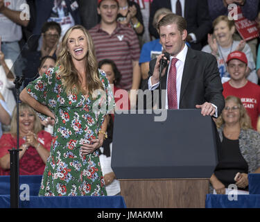 Youngstown, OH, USA. 25. Juli 2017. 25. Juli 2017 - Youngstown, Ohio - Präsident Donald Trump Sohn und Schwiegertochter, Eric und Lara Trump hat einen Auftritt an des Präsidenten "machen Amerika große wieder '' Rallye im Covelli Zentrum. Photo Credit: Jason L. Nelson/AdMedia Credit: Jason L. Nelson/AdMedia/ZUMA Draht/Alamy Live-Nachrichten Stockfoto