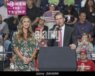 Youngstown, OH, USA. 25. Juli 2017. 25. Juli 2017 - Youngstown, Ohio - Präsident Donald Trump Sohn und Schwiegertochter, Eric und Lara Trump hat einen Auftritt an des Präsidenten "machen Amerika große wieder '' Rallye im Covelli Zentrum. Photo Credit: Jason L. Nelson/AdMedia Credit: Jason L. Nelson/AdMedia/ZUMA Draht/Alamy Live-Nachrichten Stockfoto