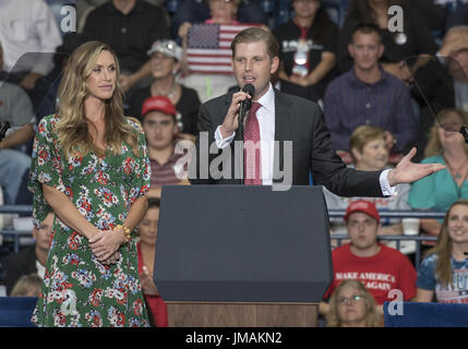 Youngstown, OH, USA. 25. Juli 2017. 25. Juli 2017 - Youngstown, Ohio - Präsident Donald Trump Sohn und Schwiegertochter, Eric und Lara Trump hat einen Auftritt an des Präsidenten "machen Amerika große wieder '' Rallye im Covelli Zentrum. Photo Credit: Jason L. Nelson/AdMedia Credit: Jason L. Nelson/AdMedia/ZUMA Draht/Alamy Live-Nachrichten Stockfoto