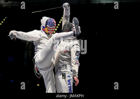 Leipzig, Deutschland. 26. Juli 2017. Die Folie Fechter Miles Chamley-Watson (L) der USA im Kampf gegen Alessio Foconi Italiens während der Herren Florett-Einzel Finale bei der Fecht-WM in Leipzig, Deutschland, 26. Juli 2017. Foto: Jan Woitas/Dpa-Zentralbild/Dpa/Alamy Live News Stockfoto