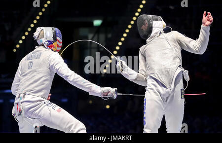 Leipzig, Deutschland. 26. Juli 2017. Die Folie Fechter Miles Chamley-Watson (L) der USA im Kampf gegen Alessio Foconi Italiens während der Herren Florett-Einzel Finale bei der Fecht-WM in Leipzig, Deutschland, 26. Juli 2017. Foto: Jan Woitas/Dpa-Zentralbild/Dpa/Alamy Live News Stockfoto