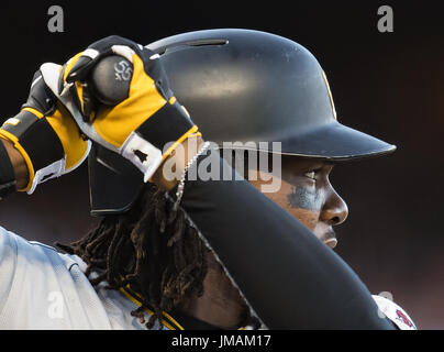 San Francisco, Kalifornien, USA. 25. Juli 2017. Josh Bell an bat während eines MLB-Spiels zwischen den Pittsburgh Pirates und die San Francisco Giants im AT&T Park in San Francisco, Kalifornien. Valerie Shoaps/CSM/Alamy Live-Nachrichten Stockfoto
