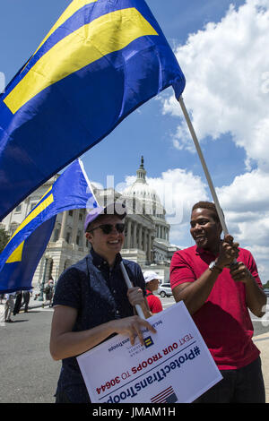 Washington, District Of Columbia, USA. 26. Juli 2017. BEN CHRISTANSON (l) von Iowa und PAUL LISBEN (R) von Kansas City halten Gleichheit Fahnen auf das US Capitol Plaza, kurz nachdem Präsident Trump twitterte, dass Transgender, die Menschen nicht mehr im Militär dienen können. Bildnachweis: Alex Edelman/ZUMA Draht/Alamy Live-Nachrichten Stockfoto