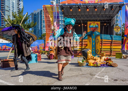 Vancouver, Kanada. 25. Juli, 2017. Achse Theater Produktion von Th'owixiya Die Hungrigen fest Schüssel an der Trommel ruft Festival, Kanada 150 + event, larwill Park, Vancouver, British Columbia, Kanada. Quelle: Michael Wheatley/Alamy leben Nachrichten Stockfoto