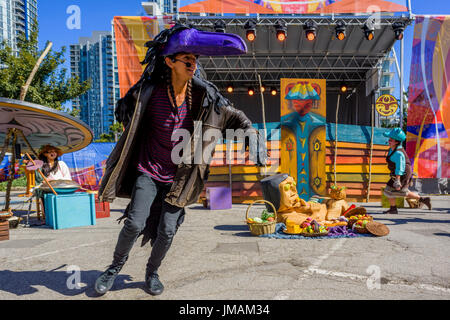 Vancouver, Kanada. 25. Juli, 2017. Achse Theater Produktion von Th'owixiya Die Hungrigen fest Schüssel an der Trommel ruft Festival, Kanada 150 + event, larwill Park, Vancouver, British Columbia, Kanada. Quelle: Michael Wheatley/Alamy leben Nachrichten Stockfoto