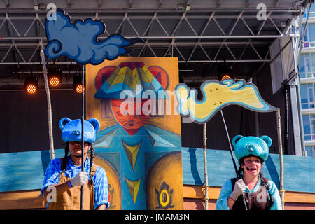 Vancouver, Kanada. 25. Juli, 2017. Achse Theater Produktion von Th'owixiya Die Hungrigen fest Schüssel an der Trommel ruft Festival, Kanada 150 + event, larwill Park, Vancouver, British Columbia, Kanada. Quelle: Michael Wheatley/Alamy leben Nachrichten Stockfoto