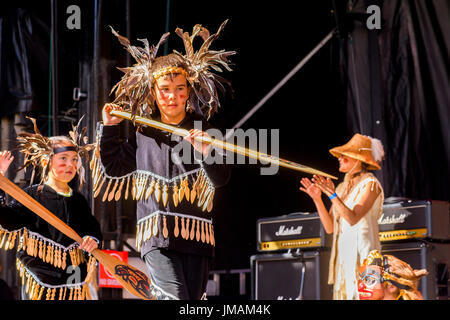 Vancouver, Kanada. 25. Juli 2017. Die Semoya Tänzerinnen und Tänzer aus der Cheam First Nation führen an der Trommel ist Calling Festival, Kanada 150 + Event, Larwill Park, Vancouver, British Columbia, Kanada. Bildnachweis: Michael Wheatley/Alamy Live-Nachrichten Stockfoto