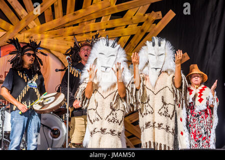 Vancouver, Kanada. 25. Juli 2017. Die Semoya Tänzerinnen und Tänzer aus der Cheam First Nation führen an der Trommel ist Calling Festival, Kanada 150 + Event, Larwill Park, Vancouver, British Columbia, Kanada. Bildnachweis: Michael Wheatley/Alamy Live-Nachrichten Stockfoto