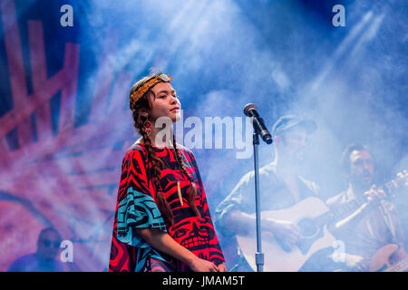 TA'kaiya Blaney tritt mit den Boom Booms beim Drum is Calling Festival, Kanada 150+ Event, Larwill Park, Vancouver, British Columbia, Kanada auf. Stockfoto