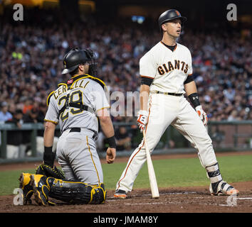 San Francisco, Kalifornien, USA. 25. Juli 2017. San Francisco Giants Catcher Buster Posey (28) reagiert auf eine sogenannte Streik, während ein MLB-Spiel zwischen den Pittsburgh Pirates und die San Francisco Giants im AT&T Park in San Francisco, Kalifornien. Valerie Shoaps/CSM/Alamy Live-Nachrichten Stockfoto