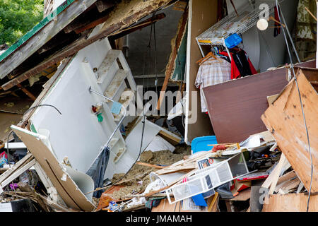 West-Philadelphia, USA. 26. Juli 2017. Detail der Szene von einem Haus in der Nähe von Market Street in West Philadelphia, vermutlich an den Bau auf einem Nachbargrundstück, Mittwoch, 26. Juli 2017 werden zusammenbrechen. Bildnachweis: Michael Candelori/Alamy Live-Nachrichten Stockfoto